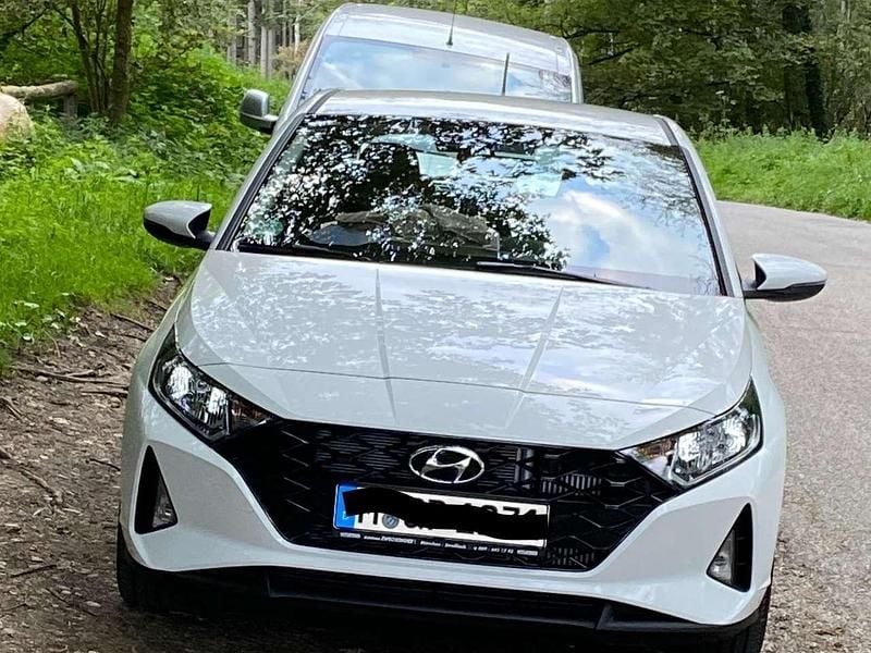Weiß Gebraucht 2021 Hyundai i20 Prime Limousine | 14.500 € (Superpreis) - Bild 1/3