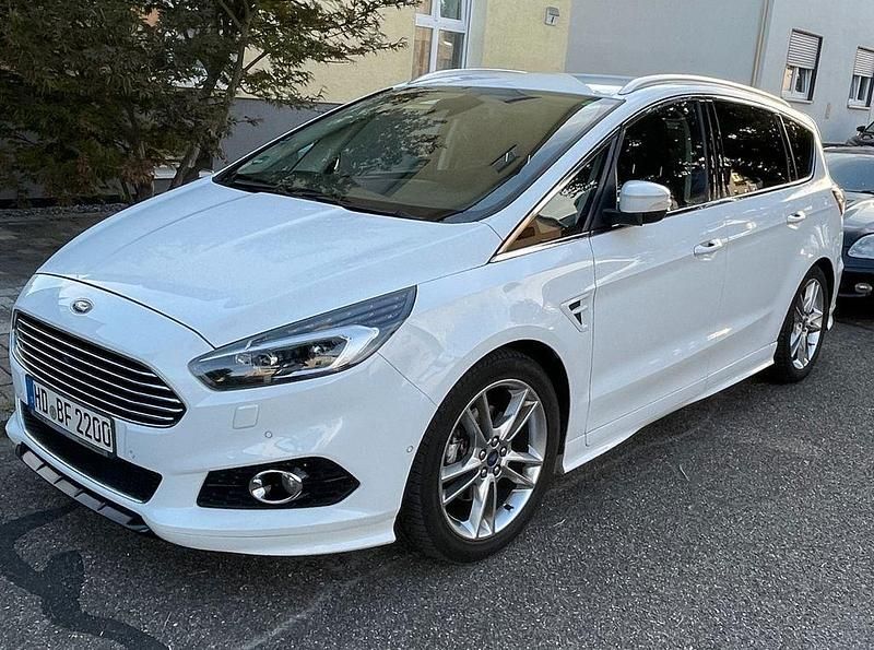 Weiß Gebraucht 2016 Ford S-MAX Titanium Van / Kleinbus | 14.850 € (Teuer) - Bild 1/4