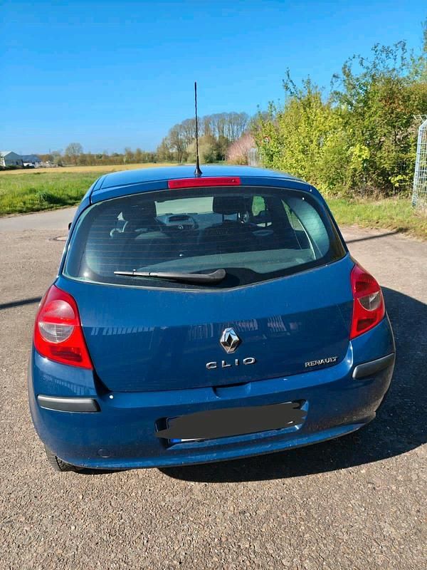 Używany Renault Clio II Authentique 65 KM (47 kW) 2006 Niebieski Hatchback