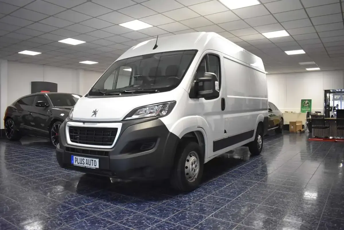 Gebraucht Peugeot Boxer 140 PS (102 kW) 2023 Weiss icy Van