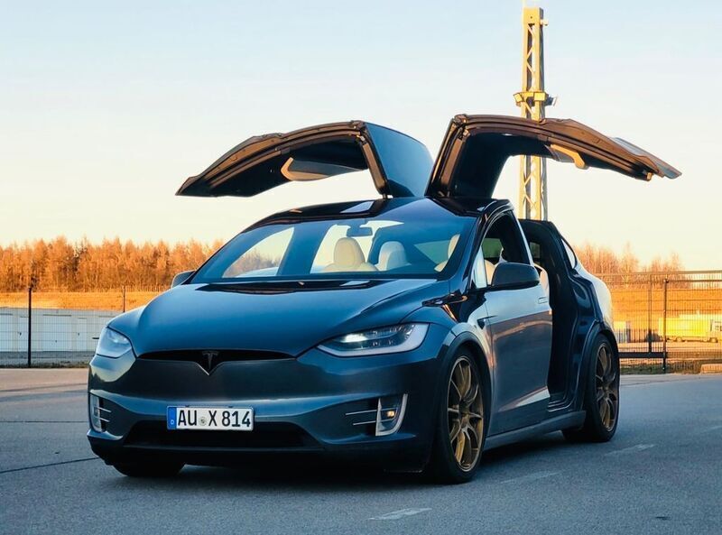 Grau Gebraucht 2021 Tesla Model X Performance SUV | 49.999 € - Bild 1/4