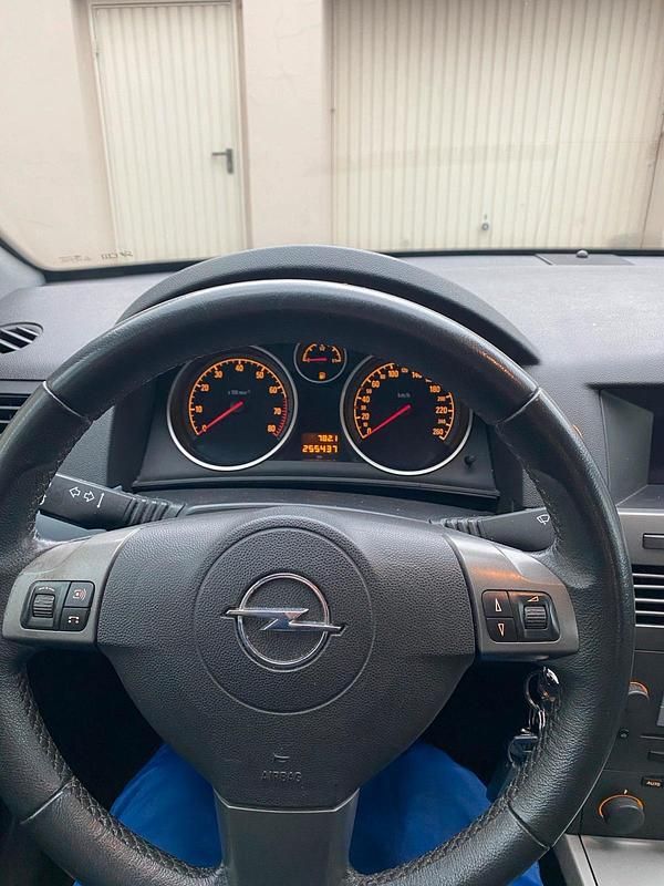 Gebraucht Opel Astra 116 PS (85 kW) 2005 Schwarz Limousine
