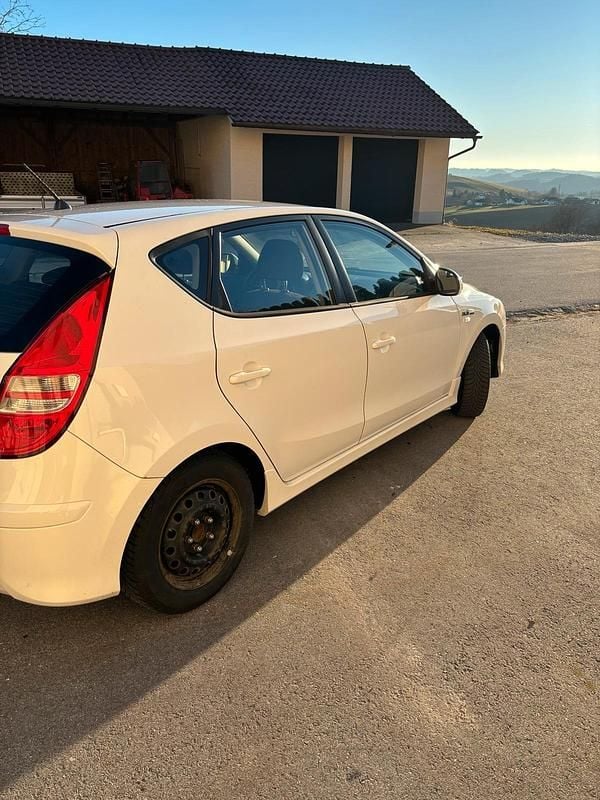 Gebraucht Hyundai i30 128 PS (94 kW) 2012 Weiß Limousine