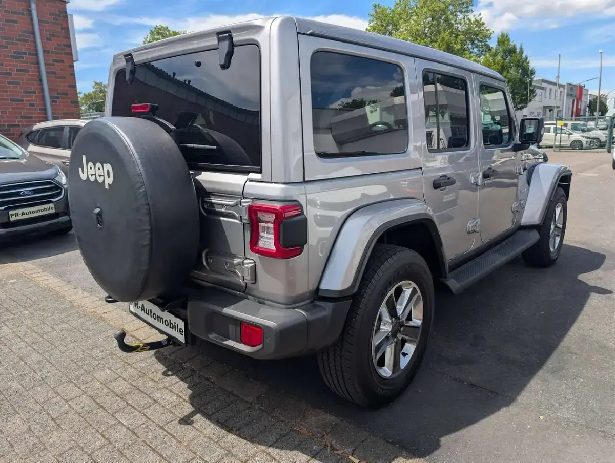 Gebraucht Jeep Wrangler Unlimited Sahara 200 PS (147 kW) 2021 Billet silver metalic SUV