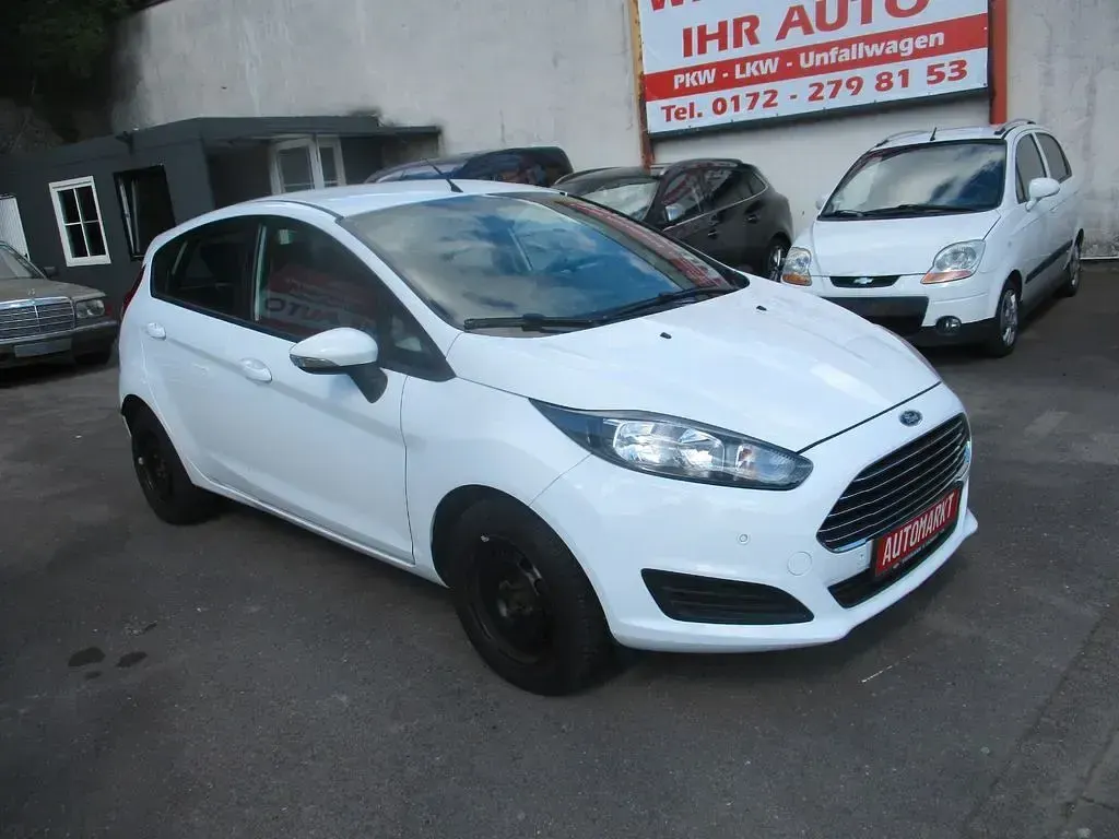 Gebraucht Ford Fiesta Trend 82 PS (60 kW) 2013 Weiß Limousine