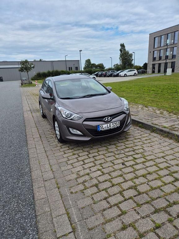 Beige Gebraucht 2015 Hyundai i30 Classic Kombi | 6.300 € (Superpreis) - Bild 1/4