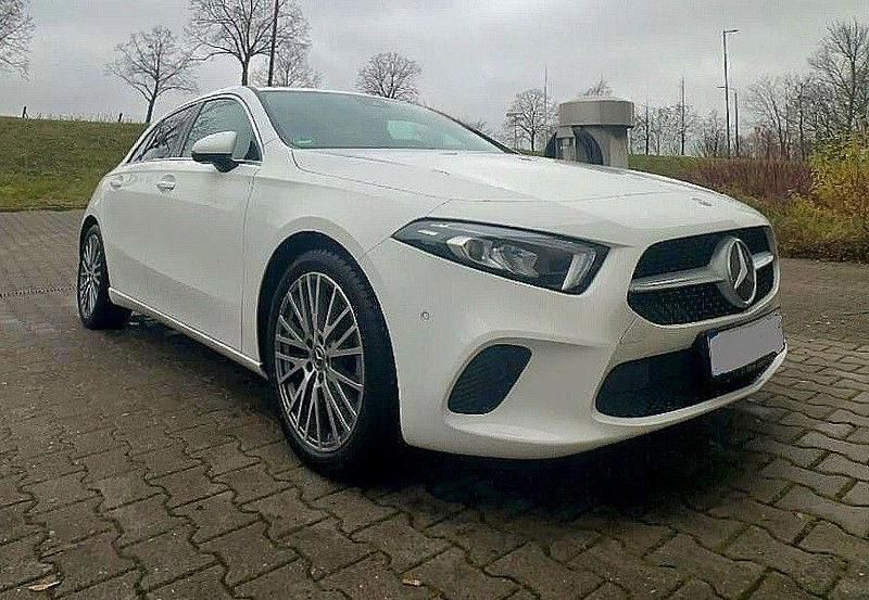 Weiß Gebraucht 2020 Mercedes A180 Edition 1 Limousine | 24.990 € (Etwas zu teuer) - Bild 1/4