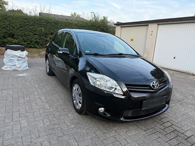 Schwarz Gebraucht 2010 Toyota Auris Limousine | 6.590 € (Fairer Preis) - Bild 1/4