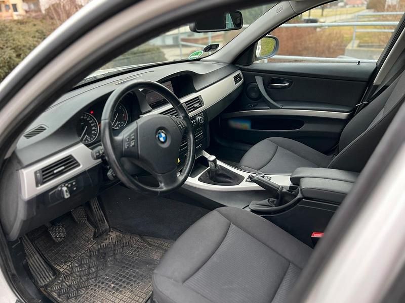 Gebraucht BMW 320 177 PS (130 kW) 2009 Weiß Kombi