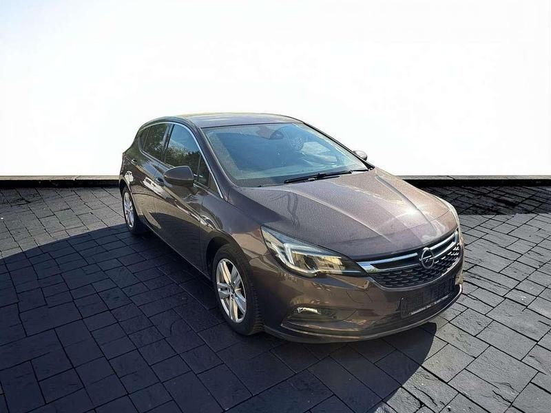 Second-hand Opel Astra Dynamic 150 CP (110 kW) 2017 Maro Berlinǎ