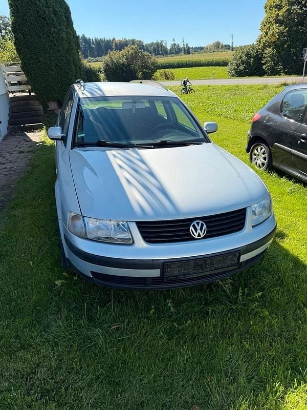 Silber Gebraucht 2000 VW Passat Kombi | 500 € - Bild 1/4