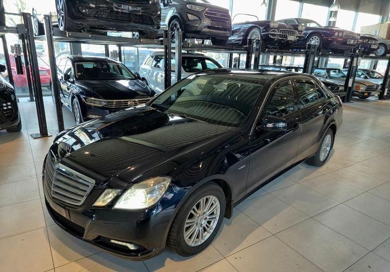 Gebraucht Mercedes E220 Elegance 170 PS (125 kW) 2010 Blau Limousine