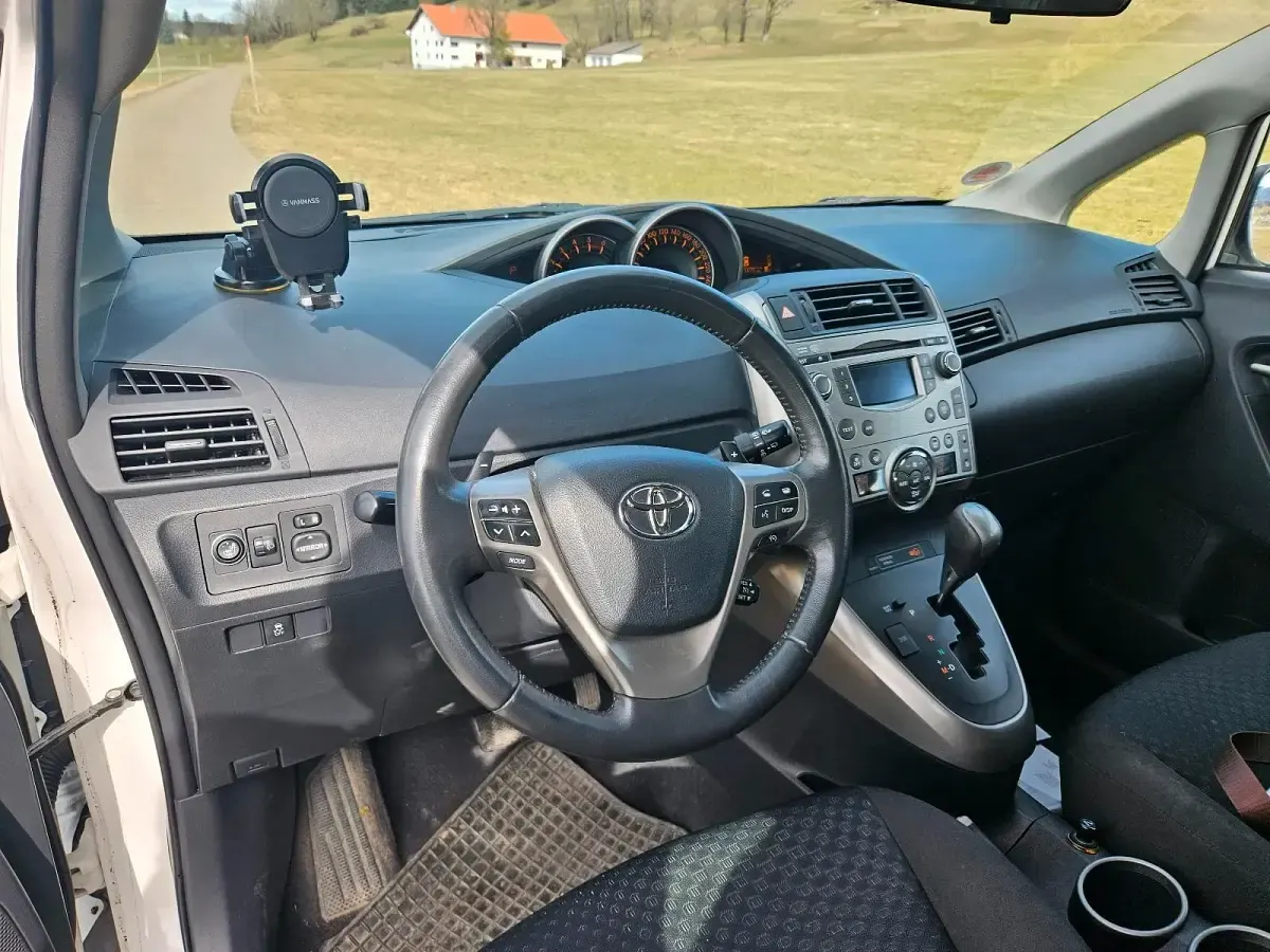Gebraucht Toyota Verso Life 150 PS (110 kW) 2009 Weiß Van / Kleinbus