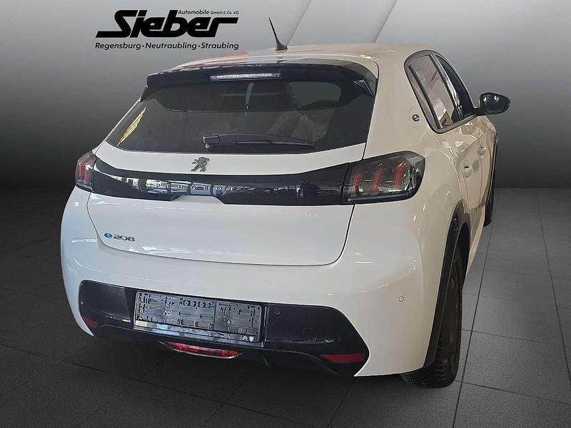 Gebraucht Peugeot e-208 Allure 100 kW (136 PS) 2023 Weiss banquise Kleinwagen