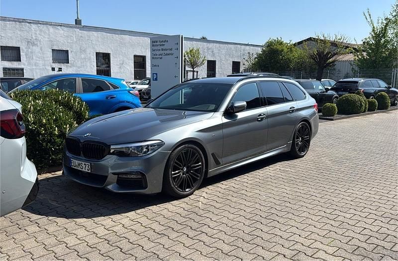 Grau Gebraucht 2019 BMW 320 M Sport Kombi | 34.999 € - Bild 1/4