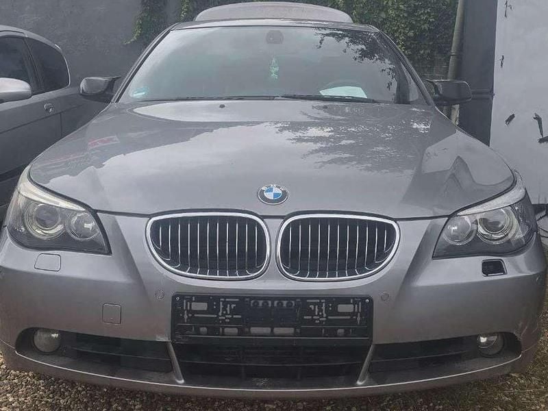 Silbergrau metallic Gebraucht 2005 BMW 525 Limousine | 2.700 € (Superpreis) - Bild 1/4