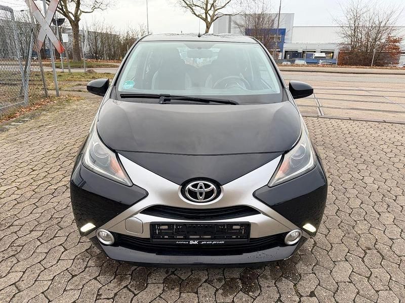 Second-hand Toyota Aygo X-clusiv 69 CP (50 kW) 2014 Negru Hatchback