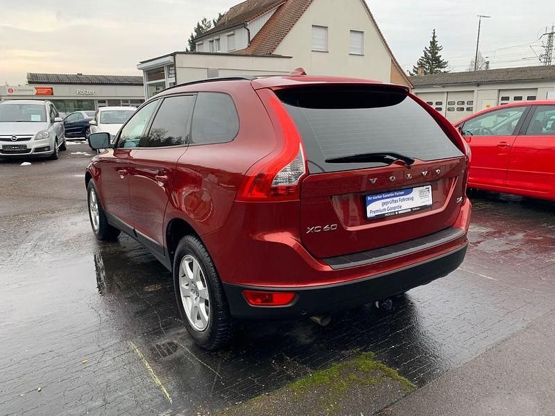 Gebraucht Volvo XC60 Kinetic 163 PS (119 kW) 2012 Rot SUV