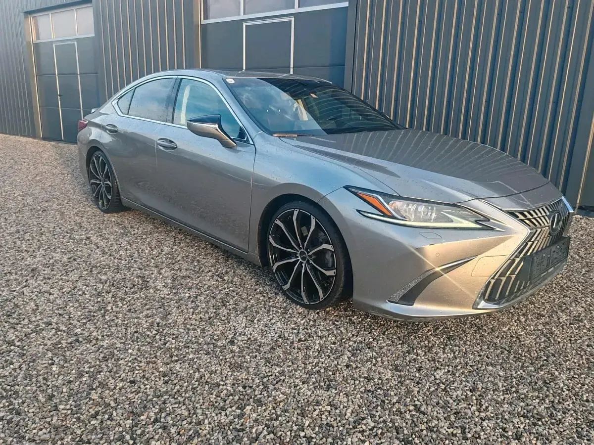Gebraucht Lexus ES300H 178 PS (130 kW) 2024 Grau Limousine