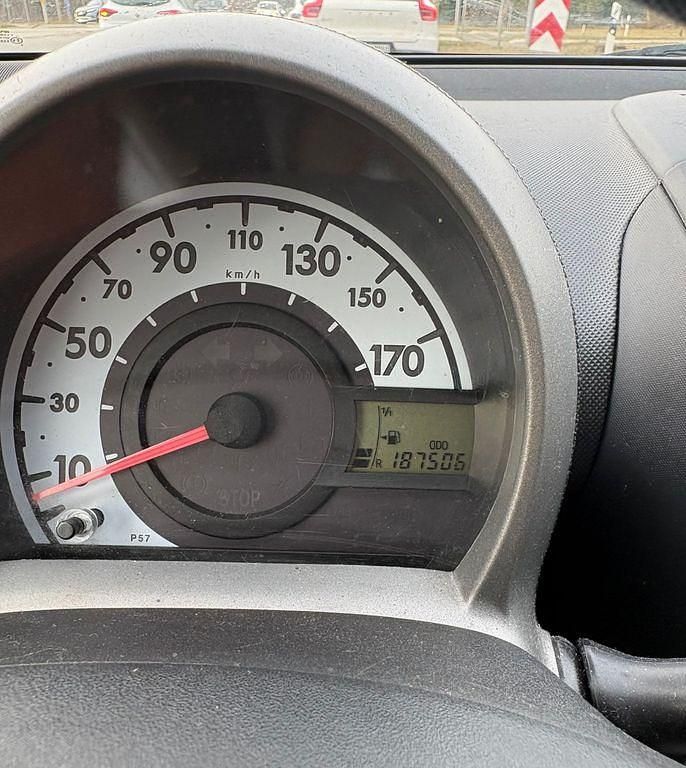 Gebraucht Toyota Aygo 68 PS (50 kW) 2012 Weiß Kleinwagen