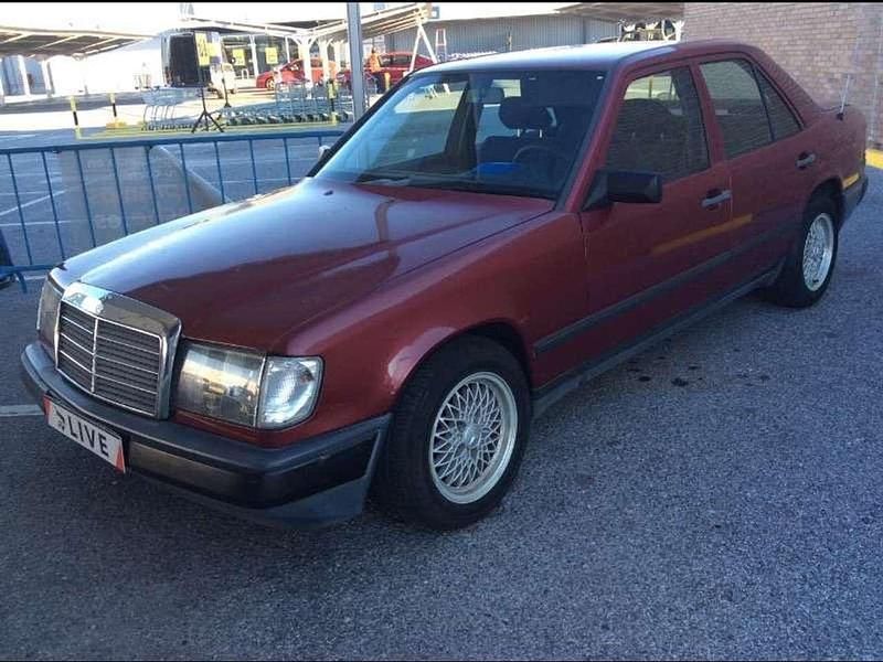 Rot Gebraucht 1989 Mercedes E200 Limousine | 4.900 € - Bild 1/4