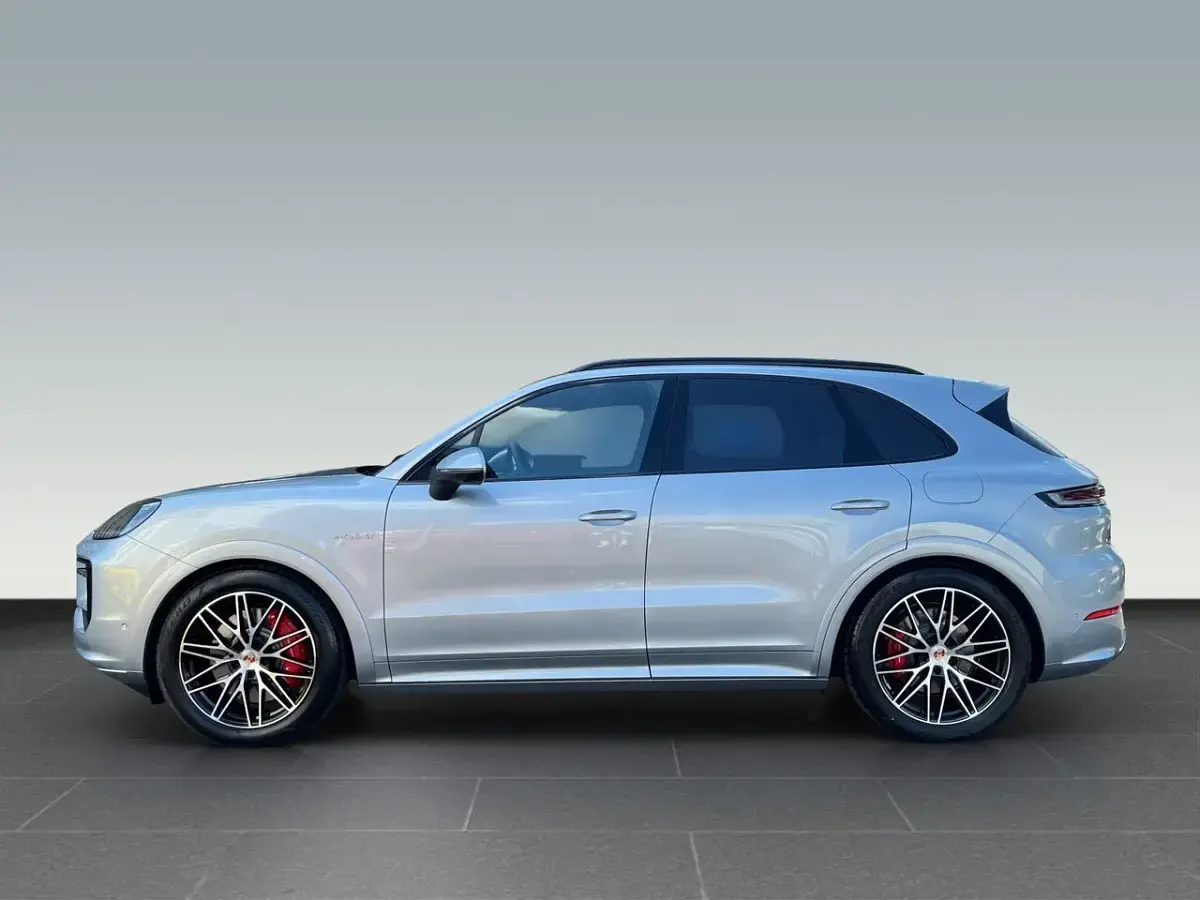 Gebraucht Porsche Cayenne 520 PS (382 kW) 2024 Dolomitsilbermetallic (metallic) SUV