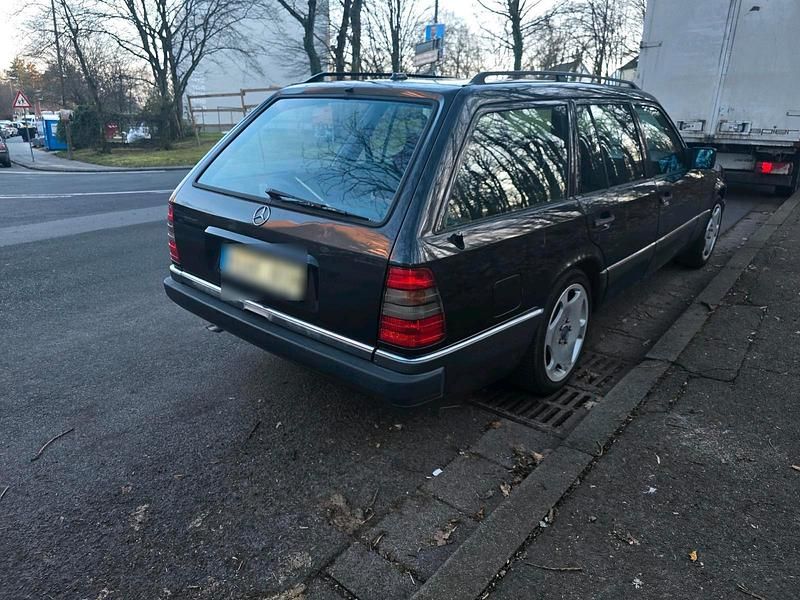 Gebraucht Mercedes 230 131 PS (96 kW) 1992 Schwarz Kombi