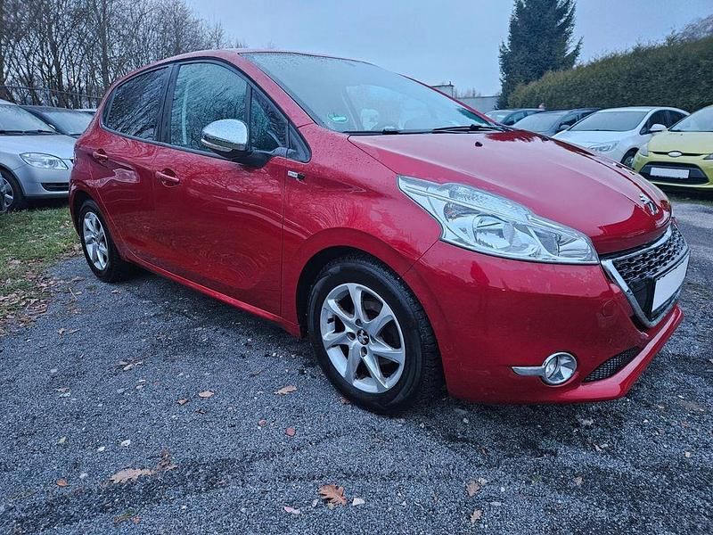Gebraucht Peugeot 208 Style 92 PS (67 kW) 2015 Rot Kleinwagen