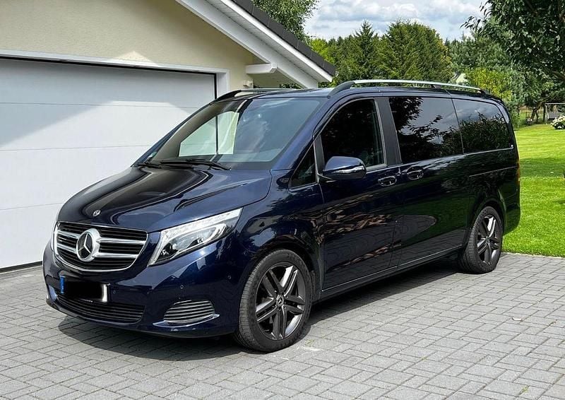 Blau Gebraucht 2019 Mercedes V220 Edition Van / Kleinbus | 41.700 € (Fairer Preis) - Bild 1/4