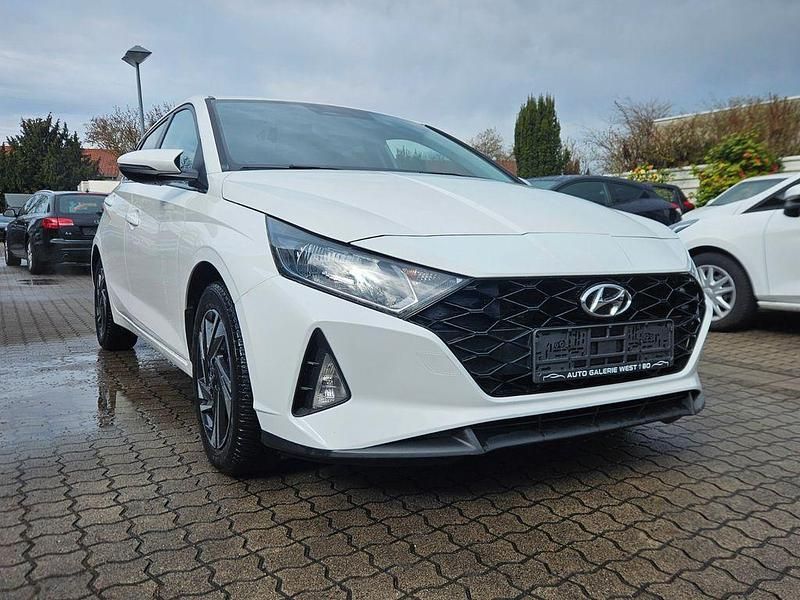 Gebraucht Hyundai i20 Select 101 PS (74 kW) 2021 Weiß Kleinwagen