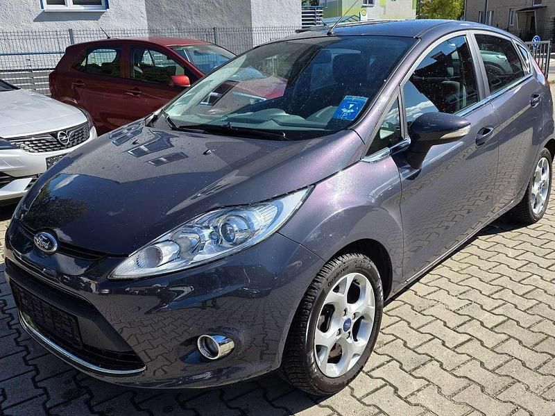 Grau Gebraucht 2011 Ford Fiesta Titanium Kleinwagen | 5.798 € (Fairer Preis) - Bild 1/4
