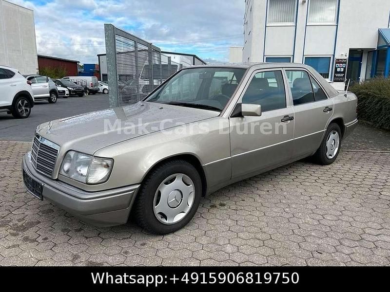 Gold Gebraucht 1993 Mercedes E220 Limousine | 5.900 € - Bild 1/4