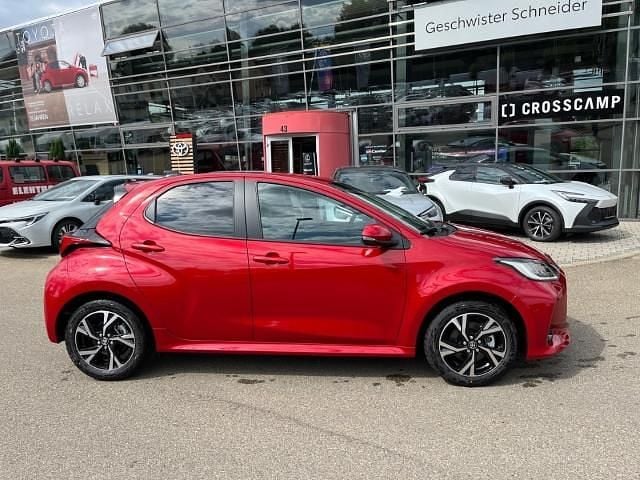 Neu Toyota Yaris Hybrid Comfort 116 PS (85 kW) 2025 Karminarot Kleinwagen