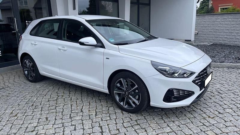 Weiß Gebraucht 2023 Hyundai i30 Trend Limousine | 19.800 € (Fairer Preis) - Bild 1/4