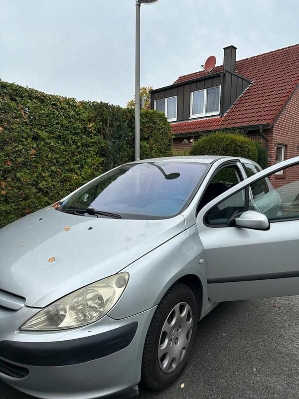 Grau Gebraucht 2003 Peugeot 307 Kleinwagen | 1.000 € - Bild 1/4