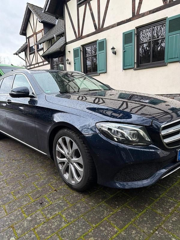 Gebraucht Mercedes E220 194 PS (142 kW) 2017 Blau Kombi