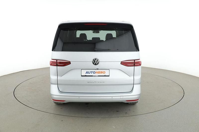 Gebraucht VW Multivan Life 136 PS (100 kW) 2024 Grau Van