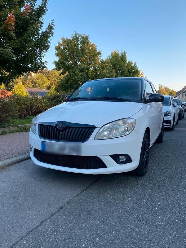 Weiß Gebraucht 2014 Skoda Fabia Best of Limousine | 4.000 € (Guter Preis) - Bild 1/4