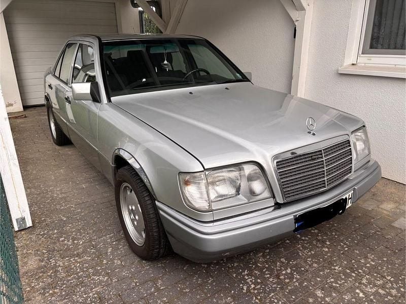 Silber Gebraucht 1994 Mercedes E220 Limousine | 13.900 € - Bild 1/4