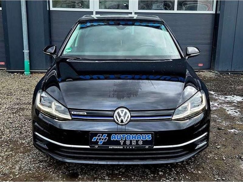 Gebraucht VW Golf VII IQ Drive 131 PS (96 kW) 2019 Deep black perleffekt (metallic) Limousine