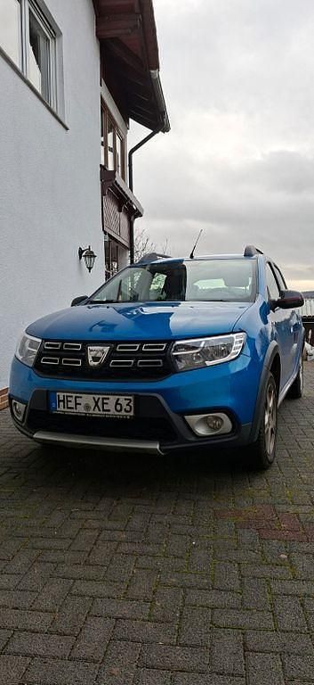 Blau Gebraucht 2020 Dacia Sandero Celebration Limousine | 9.500 € (Fairer Preis) - Bild 1/4
