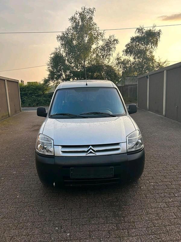 Grau Gebraucht 2009 Citroën Berlingo Limousine | 3.200 € (Fairer Preis) - Bild 1/4