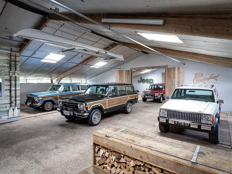 Second-hand Jeep Cherokee 178 CP (130 kW) 2000 Negru SUV