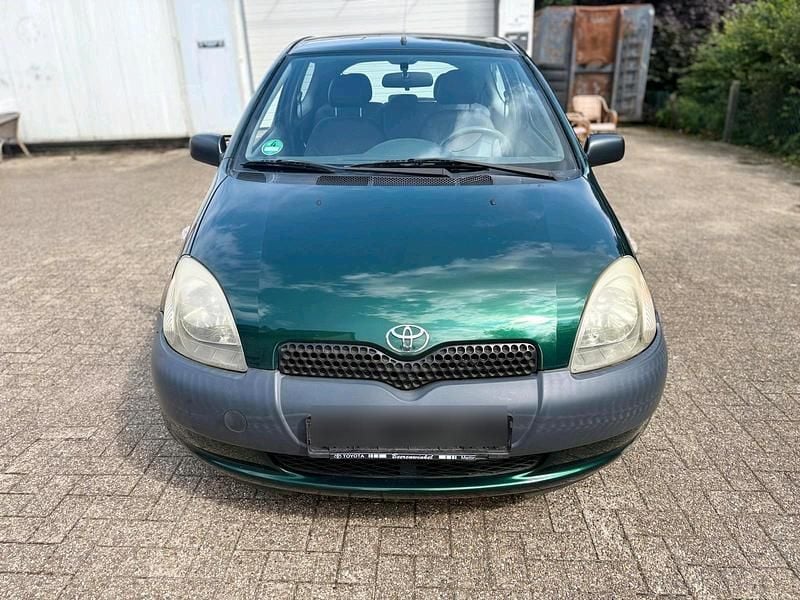 Grün Gebraucht 2000 Toyota Yaris Kleinwagen | 1.199 € (Fairer Preis) - Bild 1/4