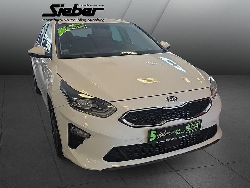 Gebraucht Kia Ceed Spirit 160 PS (117 kW) 2022 Deluxeweiss met. Kleinwagen