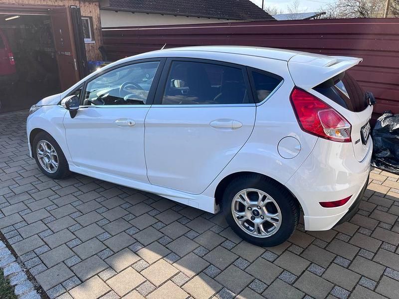 Gebraucht Ford Fiesta Titanium 101 PS (74 kW) 2014 Weiß Kleinwagen