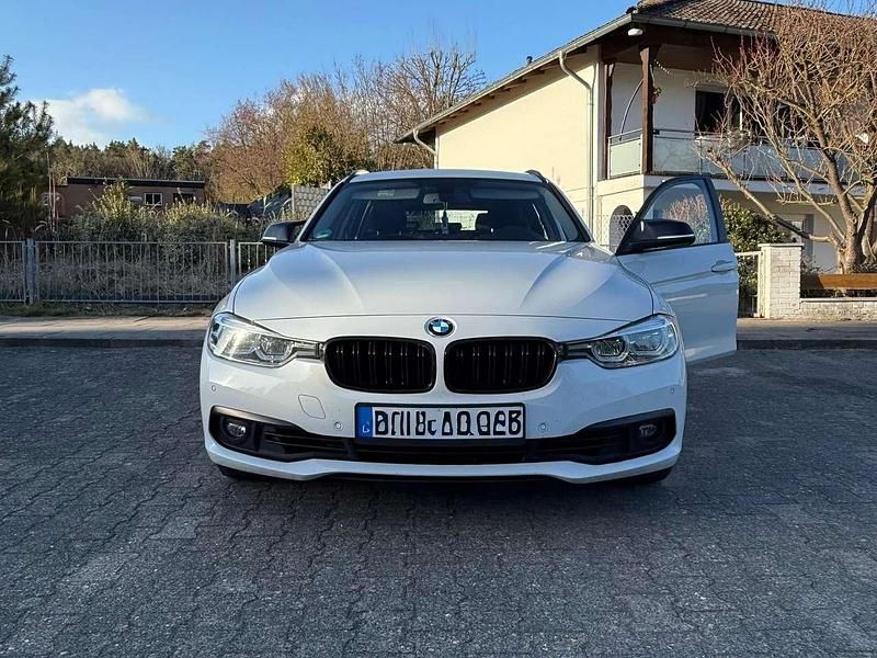 Gebraucht BMW 320 Advantage 184 PS (135 kW) 2018 Weiß Limousine
