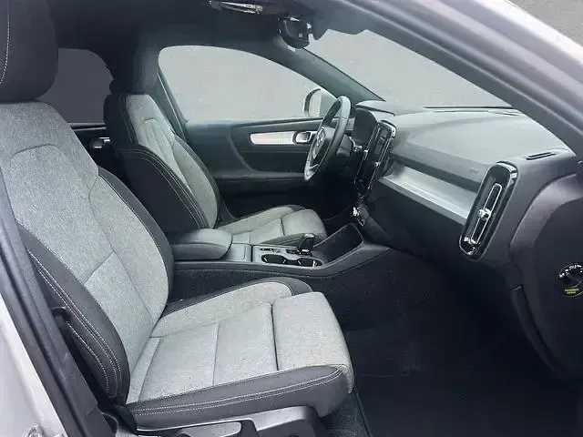 Gebraucht Volvo XC40 Core 163 PS (119 kW) 2024 Silver dawn SUV