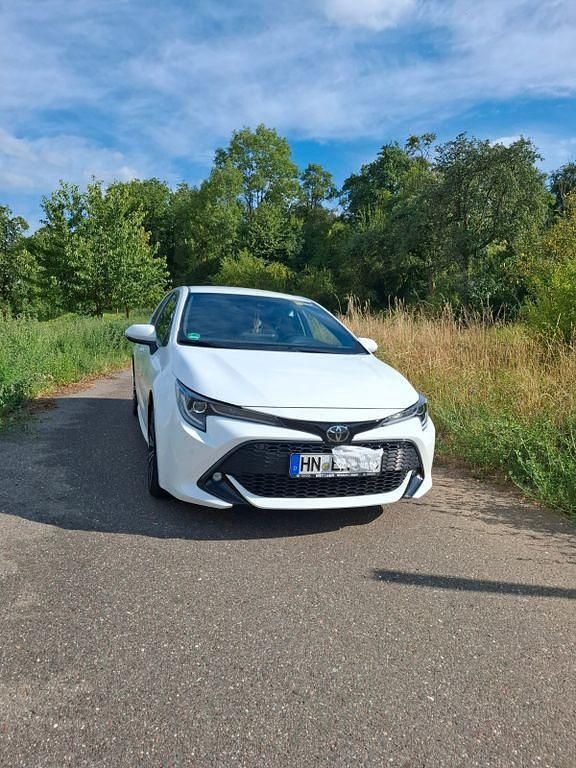 Weiß Gebraucht 2020 Toyota Corolla Team Limousine | 18.569 € (Etwas zu teuer) - Bild 1/4