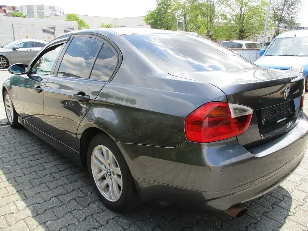 Gebraucht BMW 318 129 PS (94 kW) 2005 Grau Limousine